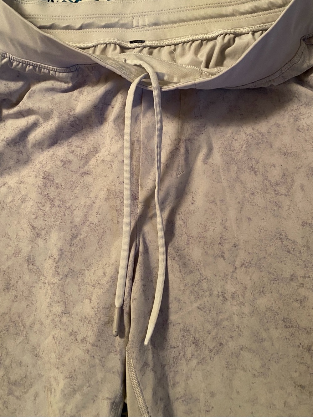 Lululemon Men's Athletic Performance Shorts in Gray Marble, Elastic Waist - Picture 4 of 7